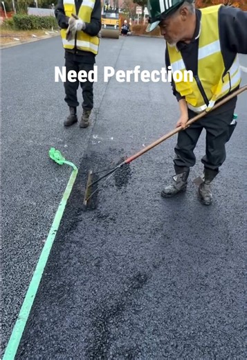 This is how we work in Japan 🇯🇵 #japan #construction #asphalt #satisfyingvideo