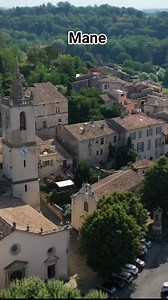 🌅 Découvrez Mane, joyau médiéval au cœur de la Haute-Provence ! 🌅 Dans ce reel, plongez au-dessus de Mane et explorez ses trésors historiques à travers des vues aériennes. 🕊️ Entouré de vestiges chargés d’histoire, Mane se distingue par ses deux silhouettes emblématiques : la Citadelle du XIIe siècle, unique fortification féodale préservée en Haute-Provence, et son clocher récemment restauré. ⛪ Et à quelques pas, le Château de Sauvan, surnommé le "Petit Trianon de Provence", vous dévoile son 