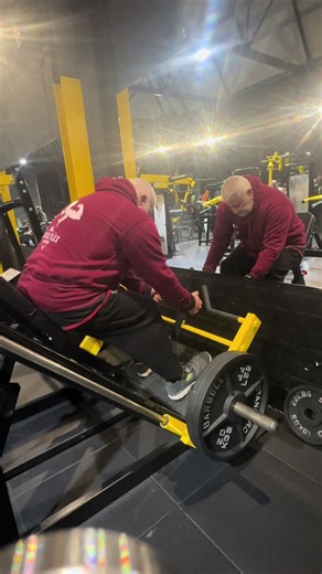 The master and the apprentice 💪🏽 . #gym #bodybuilding #dad #fyp #gymtok