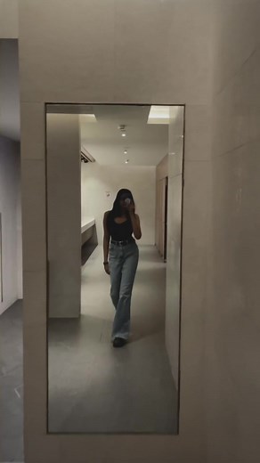Mirror Selfie Poses and Trends: Embrace the Mirror Challenge with Style