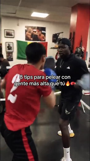 Ayman El Rhazouani on Instagram: "Pelear contra rivales más altos no va de fuerza, va de estrategia. Si haces lo mismo que contra alguien de tu altura, vas perdiendo desde el primer asalto. Aquí tienes los 8 trucos clave 👇 1️⃣ Gana el centro del ring El alto necesita espacio. Si controlas el centro, le quitas su mejor arma. 2️⃣ Cabeza en movimiento constante No te quedes en línea. Pequeños slips y cambios de nivel antes de entrar. 3️⃣ Entra por ángulos, no recto Entrar frontal es regalarte a su