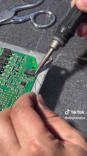 🔧 RÉPARATION CALCULATEUR MOTEUR – ÉTAPE PAR ÉTAPE 🔧 Dans cette vidéo, je vous montre comment diagnostiquer et réparer un calculateur moteur (ECU) défectueux. De l'ouverture du boîtier à la soudure des composants électroniques, vous verrez toutes les étapes en détail. Contact : 06 22 49 45 04 #pourtoii #fyp #automobile #ecu