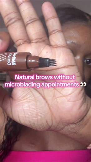 Natural, defined brows made easy ✨ This 4-tip microblading brow pen creates realistic hair-like strokes for fuller-looking brows in seconds. The fork tip fills sparse areas while the spoolie blends everything for a soft natural finish. Smudge-resistant, beginner-friendly, and perfect for everyday brows 💕 If you want fuller brows without the microblading commitment, this pen makes it simple. Lightweight, long-lasting, and easy to use — just stroke and blend for natural-looking definition. Grab y
