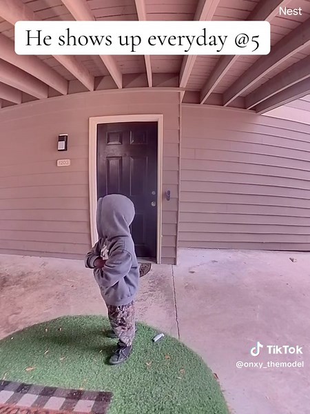 This little man shows up every other day at 5 on the dot to see if we have any trash for him to take out 🗑💪🏾💰 We give him $5–$10 each time because I love seeing young Black men out here making honest money and working hard! 🖤✨ #SupportTheYouth #BlackExcellence #HardWorkPaysOff #GoodVibesOnly #CommunityLove