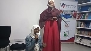 POÉSIE ET SLAM : UNE SCÈNE LIBRE ----------------------------------------------------------- A Américan corner de Moroni, une scène est ouverte aux jeunes poètes et slameurs comoriens dans le but de préserver la barrière de la littérature comorienne d'expression orale et écrite. Certains, les yeux sur la scène, se taisent, se réjouissent, clament avec un vaste sourire radieux pendant que d'autres laissent entrer dans leurs oreilles des vers et rimes d'ambre emballées d'émotions fortes et joyeuse