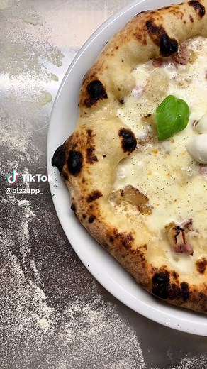 👉 Scarica Pizzapp Lab su Play Store o link in bio Pizza bianca, mozzarella di bufala, guanciale e pepe 🍕 Pochi ingredienti, forno di casa e tanta attenzione ai dettagli. È così che mi piace sperimentare: una pizza alla volta, appunto dopo appunto. L’evoluzione dell’impasto è fatta di appunti, non di segreti. Con il diario di Pizzapp Lab ogni pizza diventa un’esperienza. 🚀 ⸻ 👉 Download Pizzapp Lab on Play Store or link in bio White pizza with buffalo mozzarella, guanciale and black pepper 🍕