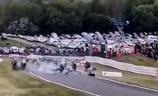 Conmoción: dos jóvenes murieron en una carrera de motos tras un impactante choque