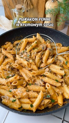 •MAKARON PENNE W KREMOWYM SOSIE• PRZEPIS⬇️Składniki: 300g makaronu penne, 250g pieczarek, 1 cebula, 2 ząbki czosnku, 50g koncentratu pomidorowego, 200 ml śmietanki 30%, kg, 100g tartego parmezanu, sól i pieprz do smaku, natka pietruszki. #makaron #penne #pieczarki #makaronpenne #pasta #pastafunghi #gotowanie #pastaitaliana | kuchenne_mecyje