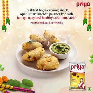 Apne smart kitchen partner ke saath banaye swaadisht sabudana vada aur banaye Navratri ke fast meals ko aur bhi delicious. Let’s learn to cook it. Ingredients: 1 cup soaked sabudana (approx 4 hrs) 2 small boiled and mashed potatoes ¼ cup peanuts 2 finely chopped green chillies 2 tablespoon freshly chopped coriander leaves chopped 2 tsp lemon juice Pink salt to taste Priya Refined Sunflower Oil - for deep frying How to cook: 1. Roast the peanuts on medium flame, remove it's skin and powder them c