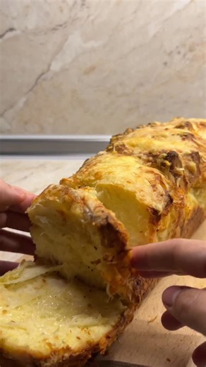 Argi’s Kitchen on Instagram: "Το πιο αφράτο σκορδόψωμο που πρέπει οπωσδήποτε να δοκιμάσεις και εσύ! 🍞 ΥΛΙΚΑ: 180 ml χλιαρό γάλα 2 κσ. ζάχαρη 7 γρ. ξηρή μαγιά 1 αυγό 450 γρ. αλεύρι για ψωμί ή τύπου 00 1 κγ. αλάτι 1 κγ. αποξηραμένο σκόρδο 60 γρ. βούτυρο Για το σκόρδο-βούτυρο: 4 κσ. βούτυρο Ψημένο σκόρδο* Αλάτι Πιπέρι Μαϊντανό, προαιρετικά *Εγώ χρησιμοποίησα ολόκληρο σκόρδο, στο οποίο έριξα ελαιόλαδο, τύλιξα με αλουμινόχαρτο και έψησα στον φούρνο. #garlicbread #pullapartbread #bread #ψωμι #milkbre