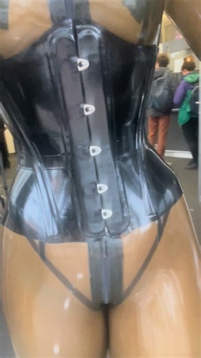 Gummi-Pueppchen on Instagram: "Ich war heute auf der @passion_messe (unbezahlte Werbung) Sehr gut gefallen hat mir der Stand von @_smfactory und @der_stahlmeister ! Auch gut gefallen hat mir der Stand von @kinkyshinystore, dort durfte ich sogar etwas anprobieren. Bei @feiticomasks habe ich mich ausmessen lassen und in ca. 12 Wochen seht ihr das Ergebnis ❤️‍🔥 ich freu mich schon total. Seid ihr schon auf „so einer“ Messe gewesen oder wart ihr auch auf der @passion_messe in Hamburg? Und wie hat e