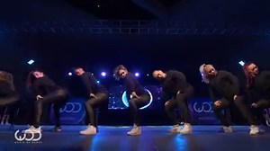 [CÓ THỂ BẠN CHƯA BIẾT] Vũ đạo ngầu bá cháy của BLACKPINK trong video dance pratice của nhóm trước khi debut được biên tập lại bởi biên đạo Parris Goebel của team Royal family dance crew, cũng chính là biên đạo kiêm một trong các vũ công trong phần dance phần đầu màn trình diễn BANG BANG BANG ở MAMA 2015. Cô ấy đội mũ và mặc đồ đen trong clip. 👉Link full video: https://www.youtube.com/watch?v=Xw6k6Ma0oqo 👉Cut and reupload by EternalLight-LISA Black Pink Vietnam Fanpage Cre: Royal Family dance c