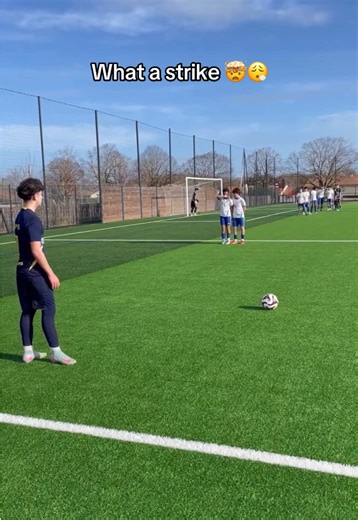 Incredible Free Kick by Toni Kroos Lookalike