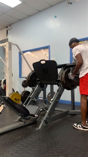 5 reasons I do seated leg press 👇 1️⃣ Heavy quad activation without loading my lower back 2️⃣ Constant tension = better muscle growth 3️⃣ Safer way to push weight and train to failure 4️⃣ Improves knee strength & leg drive 5️⃣ Easy to control depth and tempo for clean reps #ramdamato #personaltrainer #legday | Jimmie Gray