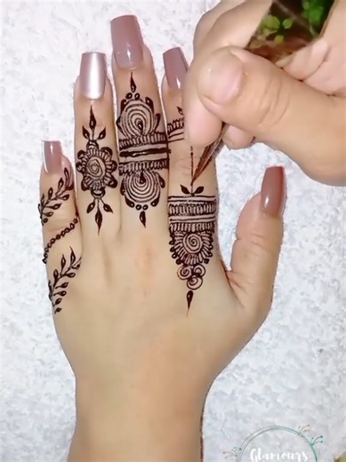 Simple Aesthetic Henna Design for Beautiful Fingers