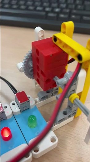 Build with Nezha, a structure with a motor and lights to program a fan with MakeCode.