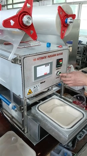 Your high-efficiency automated packaging line deserves a tray that matches its performance. We specialize in producing laminated trays optimized specifically for fully automatic sealing machines. Our laminated trays are the perfect partner for automation: 🌟 Precision & Flatness: Perfectly flat edges ensure smooth operation on high-speed sealing machines, resulting in flawless seals. 🌟 Durability: Sturdy material resists deformation, preventing jams on the production line and ensuring continuou