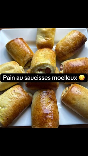 Pain au saucisses moelleux Fait maison 😋 #pinausaucisses #faitmaison #recettesalee #cuisinemaison INGRÉDIENTS: *300g de farine *6 g de levure boulangère *75g de beurre demi-sel 🧈 *10g de sucre roux *120g de lait entier *5g de sel *1 gros œuf Dorure ; *1 jaune d’œuf *2 cuillères à soupe de lait🥛