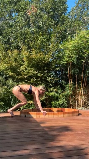 Kim Strother on Instagram: "Cold plunging can be amazing for energy, inflammation, and recovery… but as women, it’s really important to do it in a way that supports your body, not works against it. Here’s what I’ve learned: ✨ I sync it with my cycle. I’m more cautious around my luteal phase and stick to very short exposures. For me, that usually means 2 minutes max when the temp is around 50°F. ✨ I always do it after heat. Women tend to respond better when the body is already warm, so I go from 