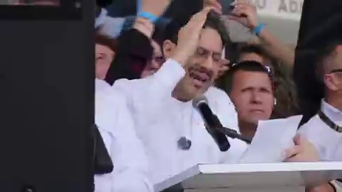 Ivan Cepeda reta a Paloma y Abelardo a un debate. Lleva meses huyendo de los debates, escondiéndose y ahora “los reta”. Pues vaya a los debates hermano, vaya. No se las tire ahora de valiente.Por cierto, ¿hasta eso le toca leer?