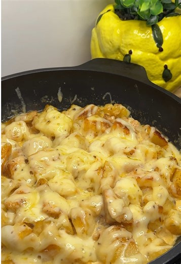 Rețetă delicioasă de cartofi cu piept de pui la tigaie