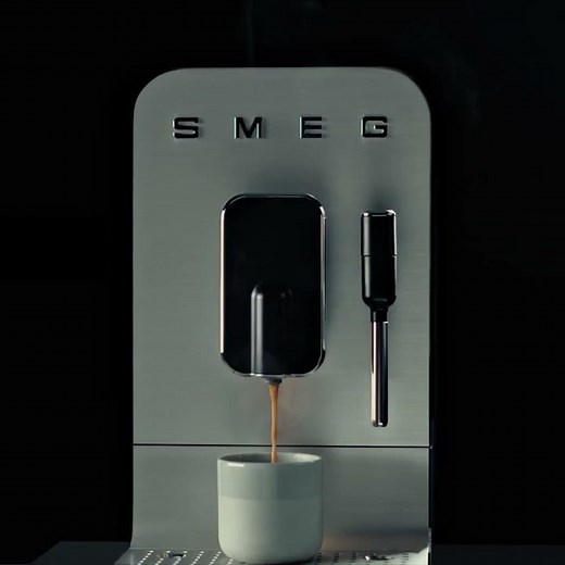Máquina de café automática Smeg. Café para todos os sentidos.