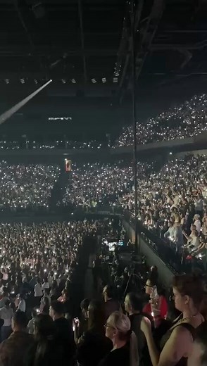 💫 Lady Gaga dédie sa chanson The Edge of Glory aux victimes du Bataclan 👏 Beaucoup d'émotions dans le public #LadyGaga #Lyon #MAYHEMBALL #13novembre | Le Progrès Lyon