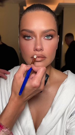 I Have No Words @AdrianaLima Using @Patrick Ta Beauty “Shes Confident” Lip Cream And “Shes Unapologetic” And All Over Glow Balm In “Shes On Vacation”