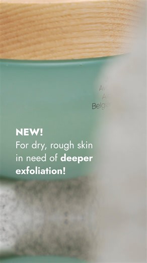 ✨ NEW! ✨ Have you tried our new Jojoba Foot Scrub? 100% natural foot scrub made from efficient Belgian sugar crystals! 💯 This scrub will gently yet effectively remove dead skins, leaving the feet smooth and irresistibly refreshed! The Jojoba Foot Scrub contains: 💧 Jojoba oil: For smooth and soft skin 🥑 Avocado oil: For deep hydration 🌰 Almond oil: To lock in the moisture, making the skin soft and supple Before using the scrub: Make sure to stir it to blend the sugar with the oil for a homoge