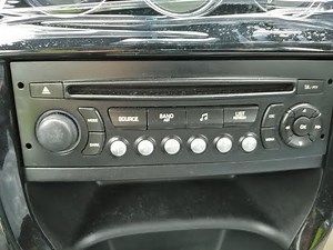 How to disassemble the original car stereo on Citroen DS3