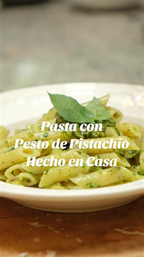 Haciendo mi Pasta con Pesto de Pistachioooo en casa 🍝🌿🍃🧀 Me encanta formas faciles y nutritivas de hacer salsas de pasta en casa y siento que este pesto de pistacho es demasiado versatil, rico, y facilisimo de hacer Ingredientes: ✨1 taza de pistachos pelados (sin sal) ✨1 diente de ajo pequeño ✨1/2 taza de queso parmesano rallado ✨1/4 a 1/3 de taza de aceite de oliva virgen extra (según quo tan cremoso lo quieras) ✨1/2 de taza de albahaca fresca ✨1/2 de taza de arugula fresca (opcional) ✨1/4 