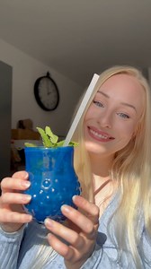 🍇 Berry Mojito mit MetaFlow Schwarze Johannisbeere 🍇 Diese Shake-Variante bringt echte Sommergefühle in euer Glas! 🌞 Limette und frische Minze runden euren Berry Mojito perfekt ab und geben ihm einen ganz besonderen Frische-Kick. 🍋‍🟩🌿 Seid ihr Mojito-Liebhaber? Berichtet uns gerne in den Kommentaren, wie euch diese Variante geschmeckt hat! 😋 _______________ #metaflow #metaflowshake #metaflowkonzept #gesundeernährung Musik: Summer Sidewalk Musiker: Music by Audionautix.com Url: https://aud