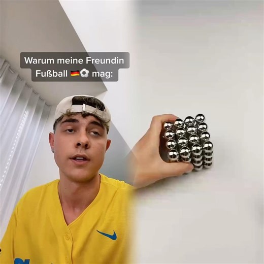 Warum meine Freundin seit neustem die DFB Spiele schaut.. ⚽️😂 | insta: jonasems