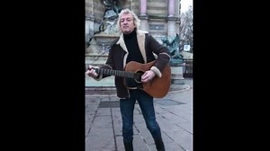 Cali chante dans la rue pour dénoncer la fermeture des salles de concerts (VIDEO)
