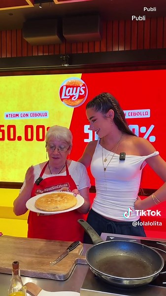 Hoy os enseñamos a hacer una tortilla de patatas sin cebolla con @Lay’s España y el significado de la palabra tiricia JAJAJAJA. Votad en los comentarios TEAM SIN CEBOLLA. Raquel y yo necesitamos tu voto en comentarios apoyando al Team Sin Cebolla para ganar a Bisbi @davidbisbaloficial