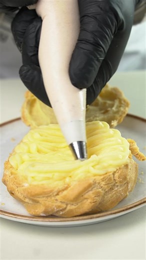 En El Señor de los Postres tenemos repostería Francesa al alcance de cualquiera: 🍰 Milhojas crocantes 🍮 Flan francés suave y delicado 🥯 Repollas esponjosas 🎂 Brazos de reina irresistibles Todo con la calidad que mereces y al alcance de cualquiera 💛. Porque los mejores momentos siempre saben mejor con un postre especial. 👉 Conócenos hoy y déjate tentar por nuestra variedad. | El señor de los postres