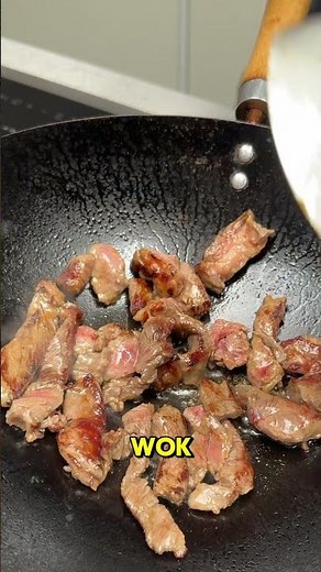 🥢 Perfect stir-fry? Don’t overcrowd the wok! 🔥 #asiancooking #chefskills #homecookhero