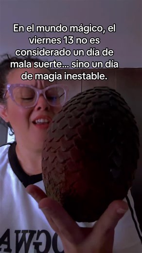 Embrujorrapid▕⃝⃤🇨🇴 on Instagram: "✨ Dato curioso del mundo mágico sobre un Viernes 13 ✨ En el mundo mágico, el viernes 13 no es considerado un día de mala suerte… sino un día de magia inestable. Se dice que durante los viernes 13, el velo entre dimensiones se debilita ligeramente, lo que provoca que algunos hechizos se comporten de forma impredecible. Por eso, en Hogwarts, los profesores evitaban enseñar hechizos complejos ese día, especialmente los de transformación y los que alteran el tiemp