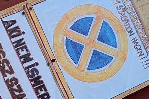 Kézműves üzenet egy gyöngyösi kapu előtt, hogy ne parkolj oda