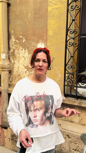 Lo del calcetín para pintar rejas… no es tan buena idea como parece 👀 Lo hemos probado y nos quedamos con la brocha. Llega mejor a los recovecos y deja una capa más gruesa que protege de verdad contra el óxido. Menos postureo, más durabilidad. ¿Equipo calcetín o equipo brocha? #reformando #rejas #restaurar