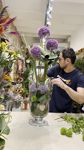 The sparkler heads of alliums look so glam in a vase! They will look good for up to 2 weeks without rearranging. To minimise the oniony smell, change the water regularly or add a splash of vinegar to the water. They also look fantastic dried so it's worth collecting every flower head. 💐🧑‍🎨 By Musho #allium #floralstories #flowerart #instaflowers #floralinteriors #floralstyling #flowerpower #floralartisan #букет #floralartnow #kwiaciarna #bouquet #flowerinstallation #floralartistry #springflow