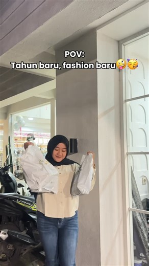 NO. 1 FASHION STORE IN MALANG on Instagram: "Saatnya glow up style bareng Clarissa Malang 💖 Yuk mampir & temuin outfit favorit kamu buat 2026 👀🛍️ Order now🛒 IG : @clarissa.malang Wa Admin : 085190664799 📍Alamat Store : Jl. Simpang Ijen No.5, Oro-oro Dowo, Kec. Klojen, Kota Malang, Jawa Timur 65119 Atau klik linktree yang ada di bio ⏱️08.00 AM - 21.00 PM #fashion #clarizen #clarissanewarrival #clarissamalang #clarissalook"