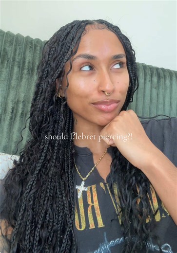 If you have a lebret piercing drop a pic and give me the tea!! Especially if you have a hoop in. I don’t want a vertical lebret although I think they’re cute. Hmmm #lippiercing