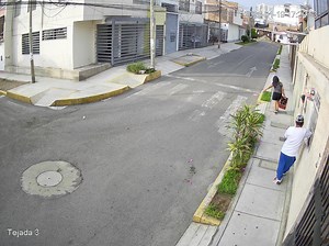 ▶️ TRUJILLO: Cuidado con estos estafadores con el cuento del Yape #Atención Está pareja que aparecen en las imágenes vienen haciendo el cuento del pago con Yape a varias tiendas de la ciudad de Trujillo. La tarde de hoy estafaron en bodegas y minimarket en la urbanización San Fernando. En una de ellas se observa que lllegan, piden una caja de cerveza que carga y es la mujer encargada de llevar la bebida, mientras que el sujeto supuestamente cancela con Yape. Lo curioso es que el hombre muestra e