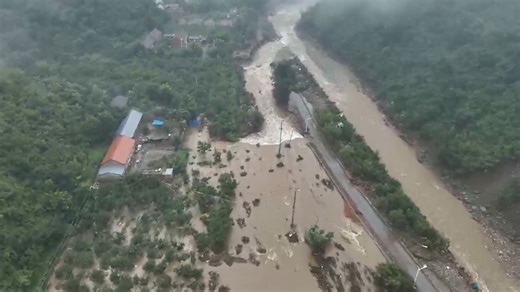 航拍北京密云受灾现场：强降雨冲毁道路损坏房屋，消防用无人机搜救