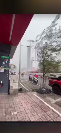 Mưa Gió Kinh Khủng ở Sài Gòn Chiều Nay
