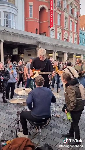 Street Performance 2021: Rocking Busker Band Across the Street