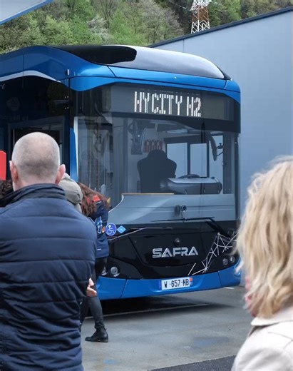 ENVIRONNEMENT : Un bus à hydrogène pour monter en station ? C’est une première démonstration de l’écosystème de l’hydrogène en station de montagne. Ce mardi 9 avril a eu lieu la présentation du bus HYCITY de Safra, en collaboration avec HYmpulsion et le Groupe GEG. Ce bus hydrogène permettrait aux communes telles que Moûtiers, Courchevel, et Tignes, qui souhaitent tester l’écosystème de l’hydrogène en station, d’avancer dans leur décarbonations du transport collectif des communes, supports des s