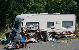 Wohnwagen aufgeschlitzt: Urlaubsreise endet mit Unfall auf der B20 bei Laufen