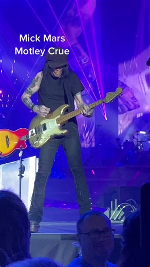 Mick Mars Guitar Playing in the 80's | Vancouver Concert